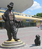 Памятник знаменитому клоуну Карандашу и его собачке Кляксе. Нажмите здесь для перехода к фоторепортажу.